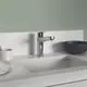 Elegante Küchenarmatur in Chrom von Ideal Standard, mit schwenkbarem Auslauf und einfacher Bedienung, montiert auf einem weißen Waschbecken.